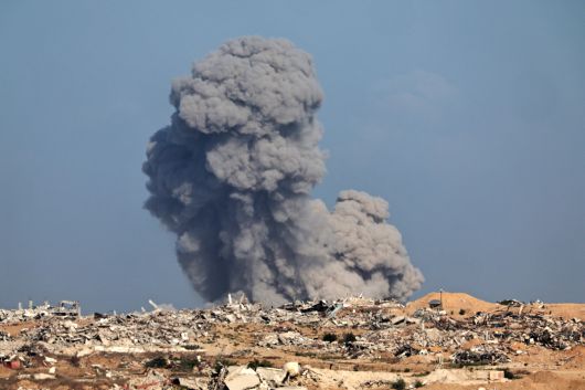 30일(현지시간) 이스라엘의 가자시티 공습 이후 연기가 치솟고 있다. EPA연합뉴스