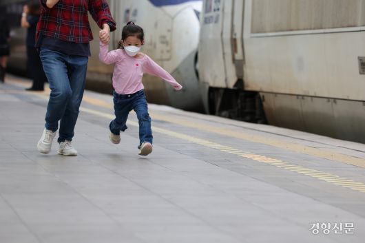 탑승객들이 기차를 타기 위해 뛰고 있다.