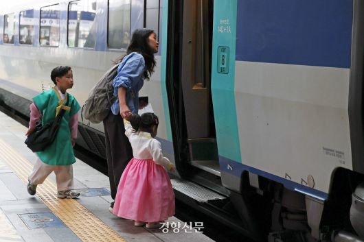 추석 연휴가 시작된 3일 한복을 입은 어린이들이 서울역에서 출발하는 기차에 올라타고 있다. 2025.10.03. 정효진 기자