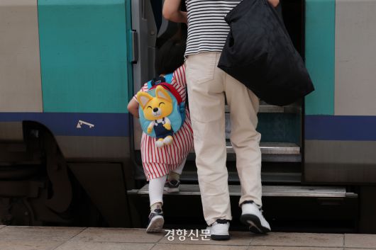 추석 연휴가 시작된 3일 귀성객들이 서울역에서 출발하는 기차에 올라타고 있다. 2025.10.03. 정효진 기자