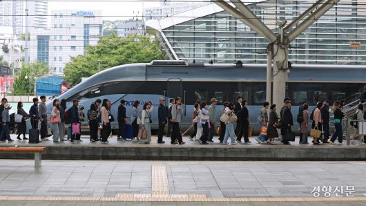 서울역에 도착한 기차에서 탑승객이 내리고 있다.