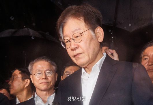 백현동 개발특혜·쌍방울그룹 대북송금 등 의혹으로 구속 전 피의자 심문(영장실질심사)을 받은 이재명 당시 더불어민주당 대표가 2023년 9월27일 구속 영장이 기각돼 경기 의왕시 서울구치소를 나서던 중 입장 발표를 위해 이동하고 있다. 경향신문 자료사진