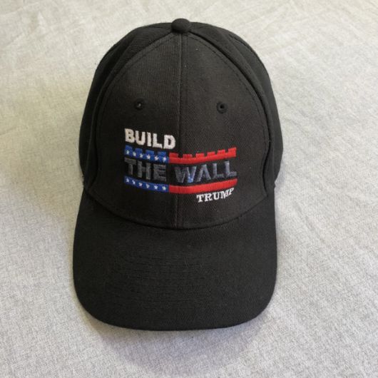미 온라인 상거래 사이트 이베이에서 판매되고 있는 ‘BUILD THE WALL’(장벽을 짓자) 모자. 이베이 홈페이지 갈무리