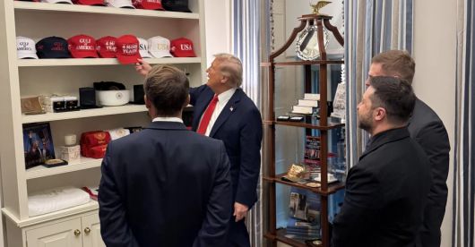 도널드 트럼프 미국 대통령이 지난 8월18일(현지시간) 워싱턴 백악관 웨스트윙에 마련된 굿즈 공간에서 유럽 정상들과 볼로디미르 젤렌스키 우크라이나 대통령에게  ‘4 YEARS MORE’(4년 더)이 쓰여 있는 모자를 보여주고 있다. 마고 마틴 백악관 공보 고문 엑스 갈무리