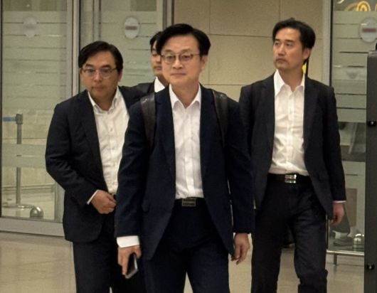 김정관 산업통상부 장관이 6일 오전 인천공항 제2터미널 입국장을 통해 귀국하고 있다. 김 장관은 지난 4일(현지시간) 미국 뉴욕을 방문해 하워드 러트닉 미 상무부 장관과 한미 관세 협상 관련 후속 협의를 이어갔다. 연합뉴스