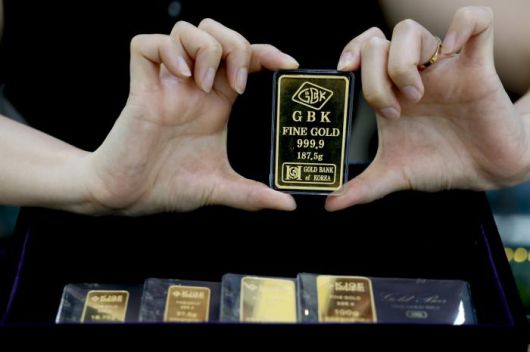 지난 6월15일 서울 종로구 한국주얼리금거래소 골드팡 종로직영점에서 관계자가 골드바를 들어 보이고 있다. 문재원 기자