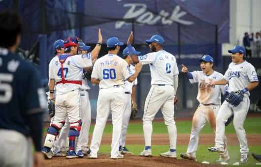 7일 대구 삼성라이온즈파크에서 열린 2025 KBO 포스트시즌 와일드카드 2차전 삼성 라이온즈와 NC 다이노스의 경기. 삼성이 3:0으로 승리하며 준플레이오프 진출을 결정지은 뒤 선수들이 기뻐하고 있다. 2025.10.7 연합뉴스