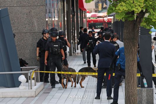 신세계백화점 본점에 폭발물을 설치했다는 위협 글이 온라인 커뮤니티에 게시된 5일 경찰특공대가 서울 명동 신세계백화점 내부 수색을 마치고 철수하고 있다. 정효진 기자