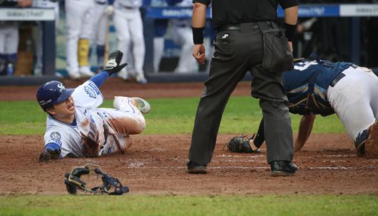 7일 대구 삼성라이온즈파크에서 열린 2025 KBO 포스트시즌 와일드카드 2차전 삼성 라이온즈와 NC 다이노스의 경기. 8회말 3루 주자 삼성 김헌곤이 홈으로 쇄도하며 득점하고 있다. 2025.10.7 연합뉴스