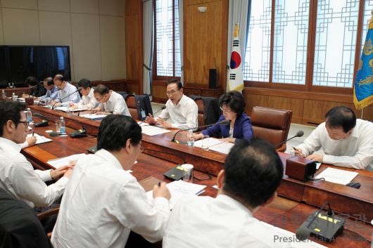 이명박 전 대통령이 2011년 물가관계장관회의를 주재하고 있다. 국가기록원 제공