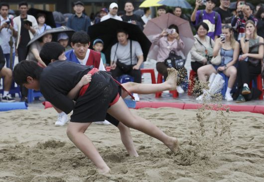 추석을 하루 앞둔 5일 서울 종로구 국립민속박물관에서 열린 ‘한가위는 민속이지’ 행사에서 어린이들이 씨름 시합을 하고 있다. 연합뉴스