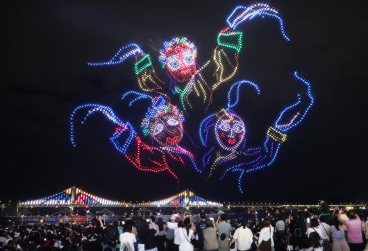 추석 연휴 둘째 날인 4일 부산 광안리해수욕장에서 ‘광안리 엠(M) 드론 라이트 쇼’의 추석 특별공연이 펼쳐지고 있다. 드론 2500대가 동원된 이날 공연은 ‘빛으로 잇는 한가위’란 주제로 선비와 호랑이, 단청, 전통 탈을 쓴 남사당패, 토끼 강강술래 등 우리나라의 아름다운 전통과 한가위 상징 이미지로 밤하늘을 수놓았다. 연합뉴스