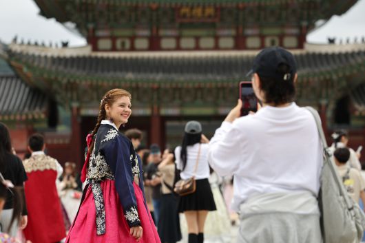 추석 연휴인 4일 서울 경복궁이 관람객들로 붐비고 있다. 연합뉴스