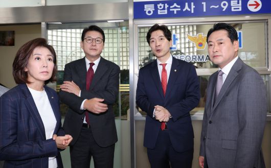 장동혁 국민의힘 대표(가장 오른쪽)와 나경원 의원(가장 왼쪽)이 3일 이진숙 전 방송통신위원장 체포에 항의하기 위해 서울영등포경찰서를 방문해 면회를 기다리고 있다. 연합뉴스