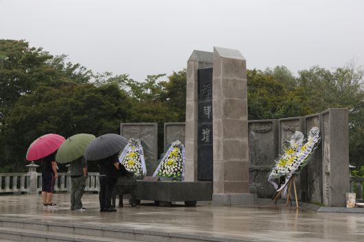 추석인 6일 오전 경기도 파주시 임진각에서 방문객들이 망배단을 바라보고 있다. 연합뉴스