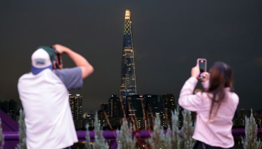 추석 연휴인 5일 서울 송파구 롯데월드타워 외벽에 추석을 맞아 달토끼 콘텐츠 미디어파사드가 송출되고 있다. 롯데월드타워는 오늘부터 7일까지 노란 보름달을 배경으로 두 마리의 달토끼가 방아를 찧는 모습과 타워 꼭대기 크라운에 보름달을 상징하는 노란빛을 연출해 한가위의 풍요로움을 전한다. 연합뉴스