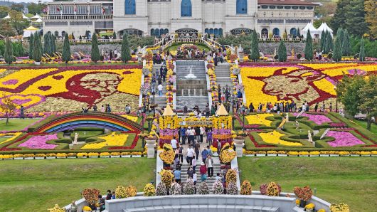 7일 전북 임실군 임실치즈테마파크에 추석 연휴를 즐기기 위해 찾은 관광객들이 화려하게 수 놓은 국화꽃들을 보며 즐거운 한때를 보내고 있다. 임실N치즈축제는 오는 8일부터 12일까지 임실치즈테마파크 일원에서 열린다.  연합뉴스