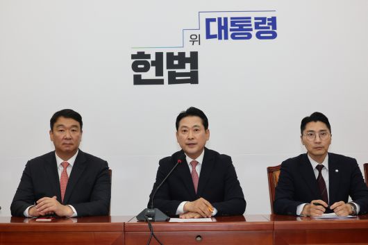 장동혁 국민의힘 대표(가운데)가 9일 국회에서 기자간담회를 열고 발언하고 있다. 연합뉴스