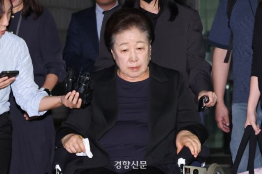 한학자 통일교 총재가 지난달 22일 서울중앙지법에서 구속 전 피의자 심문(영장실질심사)을 마친 뒤 대기 장소인 서울구치소로 향하고 있다. 한수빈 기자