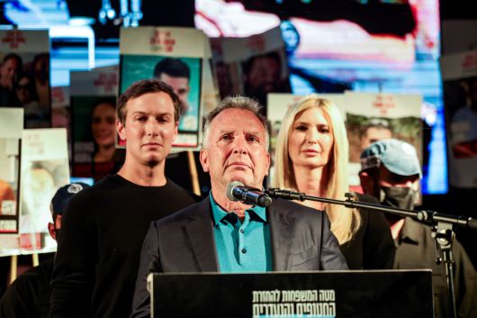 스티브 위트코프 도널드 트럼프 미국 대통령의 중동 특사가 11일(현지시간) 이스라엘 텔아비브 인질 광장에서 재러드 쿠슈너와 이방카 트럼프의 옆에서 ‘인질 광장’에서 연설하고 있다. 로이터연합뉴스