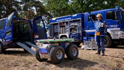 재난 현장용 로봇 ‘로마트리스’가 자신을 향해 손짓하는 구조대원에게 다가가고 있다. 독일 인공지능연구센터(DFKI) 제공