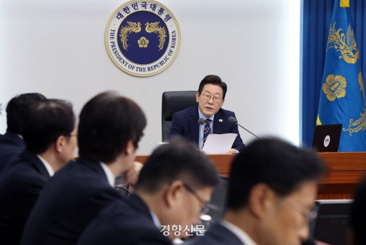 이재명 대통령이 지난 2일 용산 대통령실 청사에서 열린 제12차 대통령 주재 수석보좌관회의에서 발언하고 있다. 대통령실사진기자단