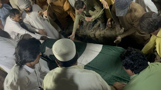 파키스탄 육군 병사와 유가족이 12일(현지시간) 파키스탄 카이베르파크툰크와주 쿠람에서 탈레반 보안군과의 교전으로 사망한 파키스탄 병사 아슬랄 자드란의 장례식에 참석하고 있다. EPA연합뉴스