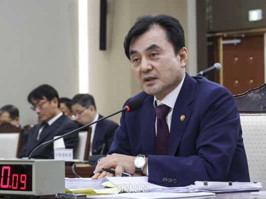 안규백 국방부 장관이 13일 서울 용산구 국방부 청사에서 열린 국방부 국정감사에서 발언하고 있다. 국회사진기자단.