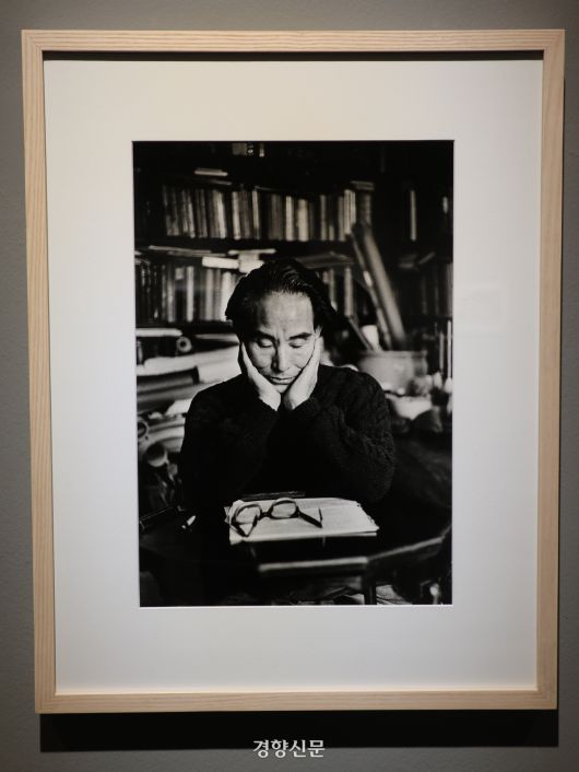 동강사진박물관에 전시된 사진가 육명심이 찍은 시인 박두진 모습. 경향신문 자료사진