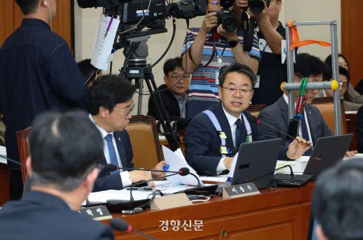 박홍배 더불어민주당 의원이 15일 국회 기후에너지환경노동위원회에서 열린 2025년도 고용노동부에 대한 국정감사에서 스마트 안전장치를 시연하고 있다. 권도현 기자