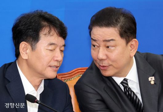 문진석 더불어민주당 원내운영수석부대표(왼쪽)와 김병기 민주당 원내대표가 지난달 국회에서 열린 정책조정회의에 참석해 대화하고 있다. 박민규 선임기자