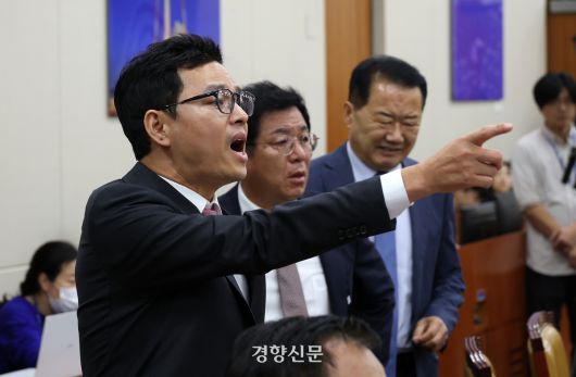 박정훈 국민의힘 의원이 지난 14일 국회 과학기술정보방송통신위원회의 방송미디어통신위원회 국감에서 김우영 더불어민주당의 문자메시지 공개에 반발하며 민주당 의원들과 실랑이를 벌이고 있다. 권도현 기자