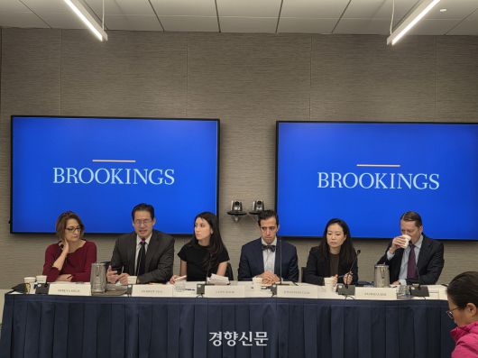 미 싱크탱크 브루킹스 연구소가 21일(현지시간) 워싱턴에서 APEC 전망 언론 브리핑을 하고 있다.