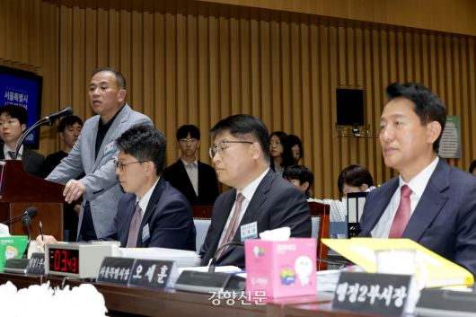 정치 브로커 명태균 씨가 23일 서울 중구 서울시청에서 열린 2025년 국회 행정안전위원회 국정감사에서 의원 질의에 답하고 있다. 정효진 기자