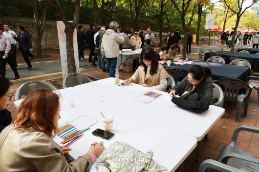 완연한 가을 날씨를 보인 23일 정동문화축제가 펼쳐지고 있는 서울 중구 정동길에서 시민들이 크레파스로 정동의 풍경을 색칠하고 있다. 2025.10.23. 정지윤 선임기자