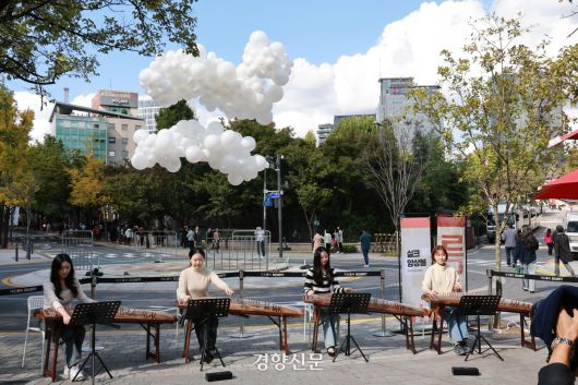 완연한 가을 날씨를 보인 23일 정동문화축제가 펼쳐지고 있는 서울 중구 정동길에 초청 음악가들의 공연이 펼쳐지고 있다. 2025.10.23. 정지윤 선임기자