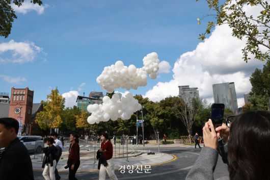 완연한 가을 날씨를 보인 23일 정동문화축제가 펼쳐지고 있는 서울 중구 정동길에 시민들의 발걸음이 이어지고 있다. 2025.10.23. 정지윤 선임기자