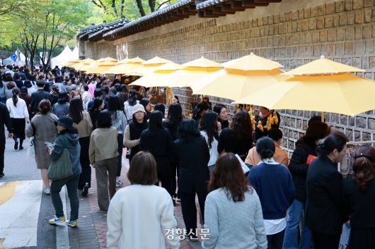 완연한 가을 날씨를 보인 23일 정동문화축제가 펼쳐지고 있는 서울 중구 정동길에 시민들의 발걸음이 이어지고 있다. 2025.10.23. 정지윤 선임기자