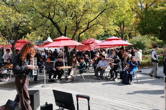 완연한 가을 날씨를 보인 23일 정동문화축제가 펼쳐지고 있는 서울 중구 정동길에 시민들이 초청 예술가들의 공연을 지켜보고 있다.  2025.10.23. 정지윤 선임기자