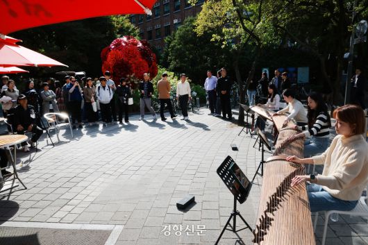 완연한 가을 날씨를 보인 23일 정동문화축제가 펼쳐지고 있는 서울 중구 정동길에 시민들이 초청 음악가들의 공연을 지켜보고 있다. 2025.10.23. 정지윤 선임기자
