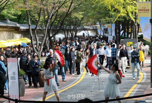 완연한 가을 날씨를 보인 23일 정동문화축제가 펼쳐지고 있는 서울 중구 정동길에 시민들이 초청 무용팀의 공연을 지켜보고 있다. 2025.10.23. 정지윤 선임기자