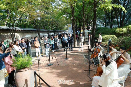 완연한 가을 날씨를 보인 23일 정동문화축제가 펼쳐지고 있는 서울 중구 정동길에 시민들이 초청 음악가들의 공연을 지켜보고 있다.  2025.10.23. 정지윤 선임기자