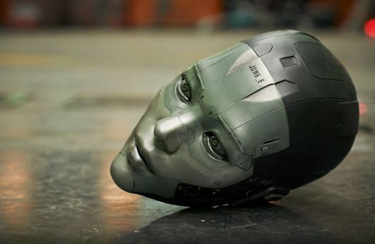 영화 <정이>의 한 장면. 엄마의 뇌 데이터를 AI 전사로 복제한 딸 연구자의 이야기다. 넷플릭스 제공