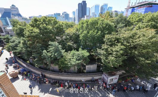 지난해 10월 2일 서울 종로구 탑골공원 앞에서 노인들이 무료급식을 받기 위해 줄을 서 있다. 성동훈 기자