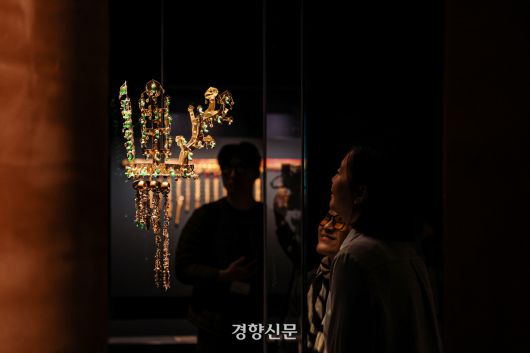 국립경주박물관에서 27일 열린 특별전 ‘신라 금관, 권력과 위신’ 언론 공개회 참석자들이 황남대총 북분 금관을 관람하고 있다. 경주 | 이준헌 기자