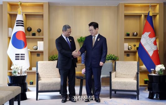 이재명 대통령과 훈 마네트 캄보디아 총리가 27일 말레이시아 쿠알라룸푸르 한 호텔에서 열린 한-캄보디아 정상회담에 앞서 악수하고 있다. 김창길 기자