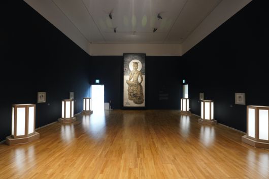 박대성의 ‘반가사유상’(2025)가 걸린 경주솔거미술관 한국미술 특별전 ‘신라한향’ 전경. 솔거미술관 제공