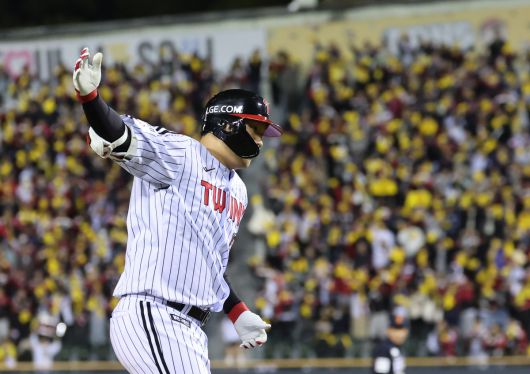 27일 서울 잠실야구장에서 열린 2025 프로야구 한국시리즈 한화 이글스 대 LG 트윈스 2차전. 8회말 2사 1루 LG 문보경이 2점 홈런을 친 뒤 기뻐하고 있다. 2025.10.27 연합뉴스