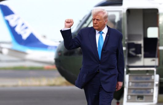 29일(현지시간) 일본 도쿄 하네다공항에서 도널드 트럼프 미국 대통령이 한국 방문을 위해 에어포스원에 탑승하기 전 오른손 주먹을 들고 있다. 로이터연합뉴스