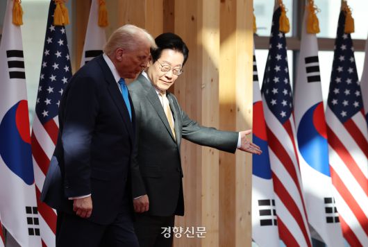 이재명 대통령과 도널드 트럼프 미국 대통령이 29일 경북 경주 국립경주박물관에서 열린 공식 환영식에서 의장대 사열을 하기 위해 이동하고 있다. 김창길 기자